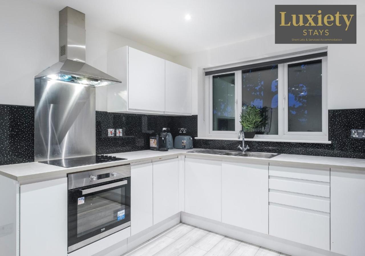 Stylish & Modern 1Br City Centre - Near High St & Southend Beach By Luxiety Stays *